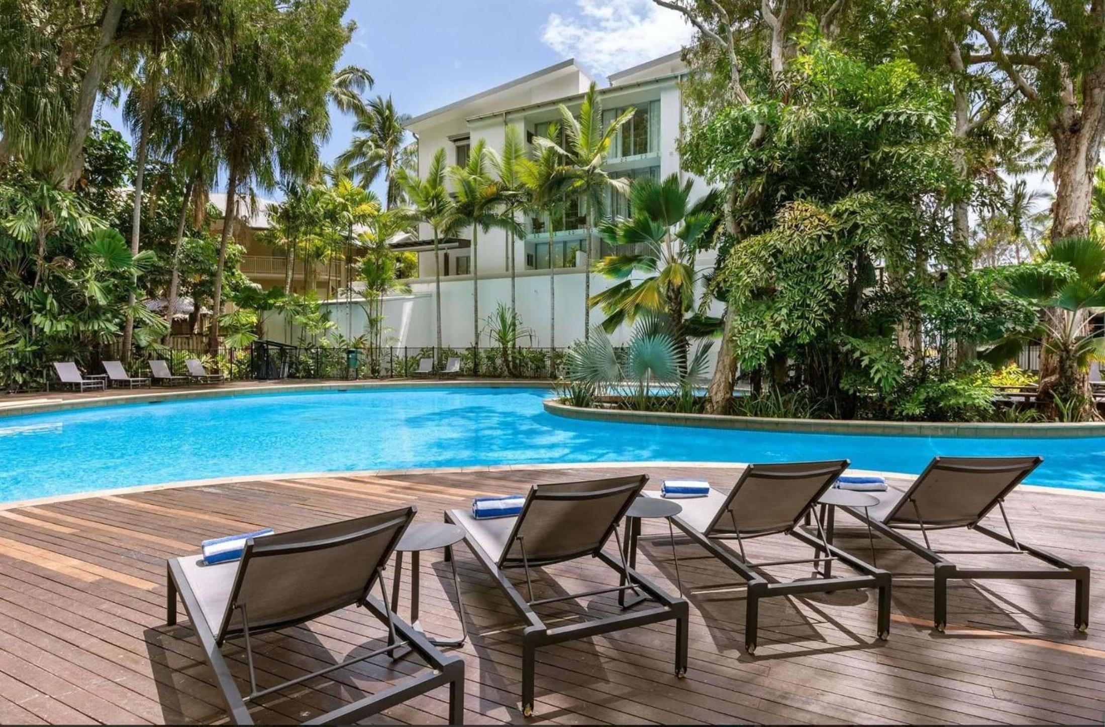 Palm Cove Beachside Apartment - Sea & Mountain Views