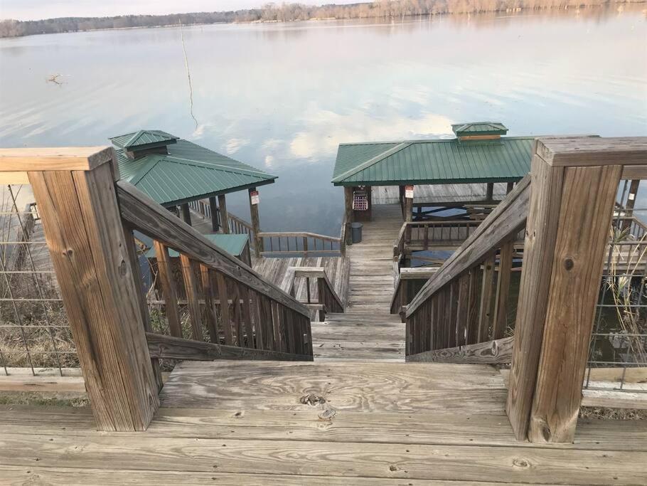 Cozy lakefront cabin with boat house and ramp on T view 4