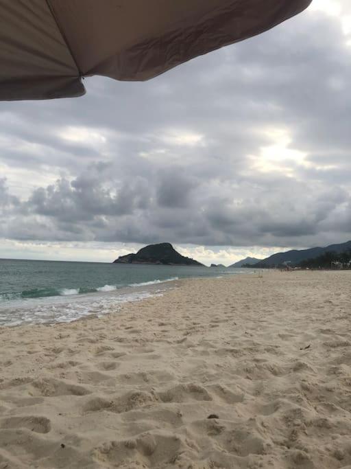 Apt prático e aconchegante perto das praias