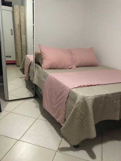 Apt prático e aconchegante perto das praias
