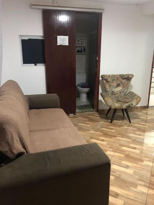 Apt prático e aconchegante perto das praias