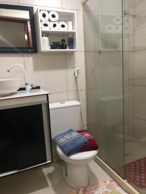 Apt prático e aconchegante perto das praias