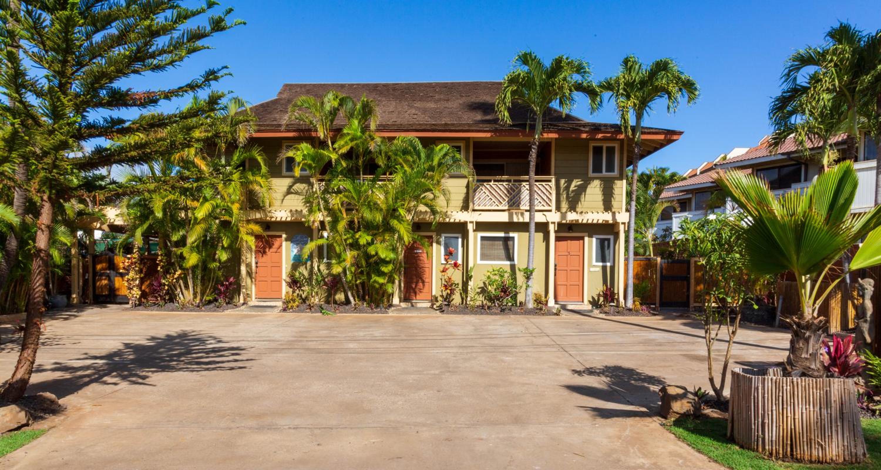Bamboo Suite, 1 bedroom, sleeps 4, pool & BBQ, Pre-Renovation Summer Sale