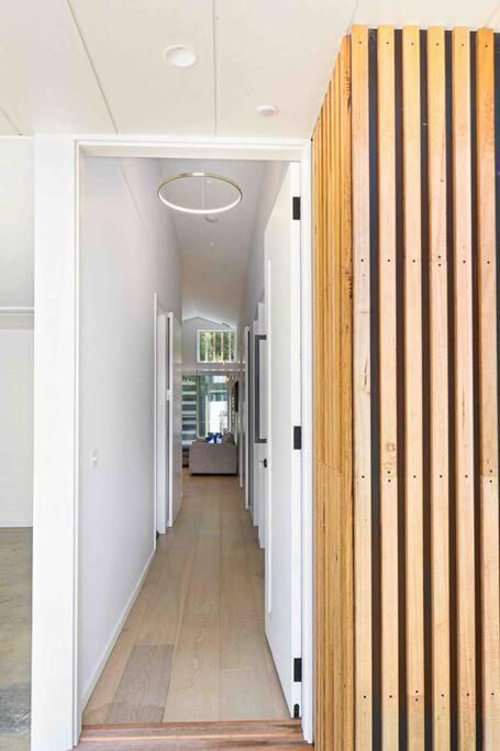 Beach luxury retreat- 2 bedroom, 2 bathroom, shops, pet friendly, parking