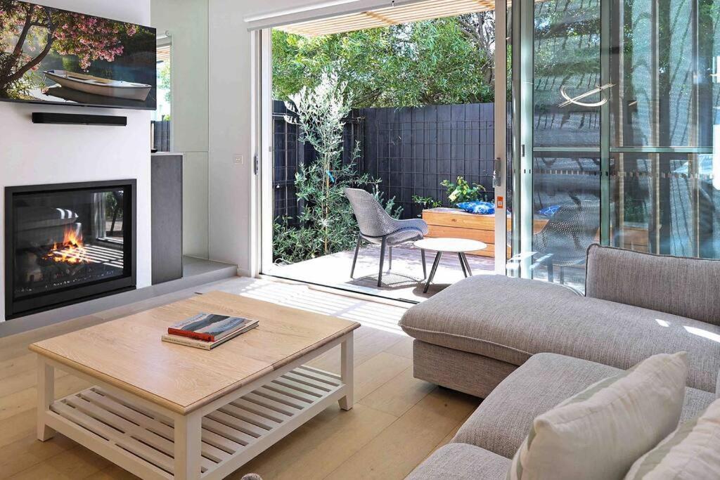 Beach luxury retreat- 2 bedroom, 2 bathroom, shops, pet friendly, parking