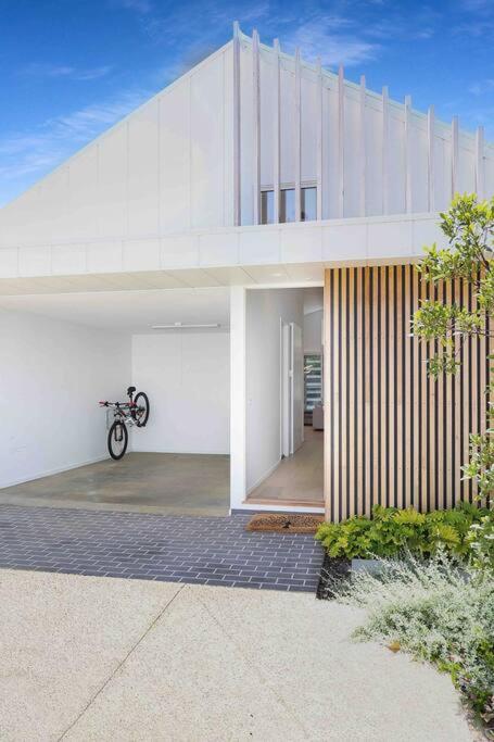 Beach luxury retreat- 2 bedroom, 2 bathroom, shops, pet friendly, parking