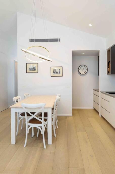 Beach luxury retreat- 2 bedroom, 2 bathroom, shops, pet friendly, parking