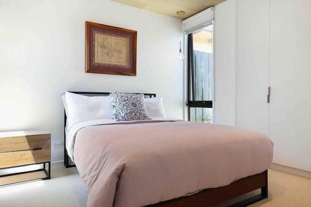 Beach luxury retreat- 2 bedroom, 2 bathroom, shops, pet friendly, parking