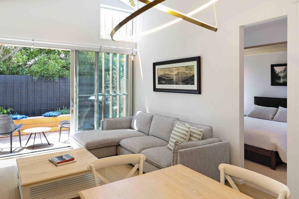 Beach luxury retreat- 2 bedroom, 2 bathroom, shops, pet friendly, parking