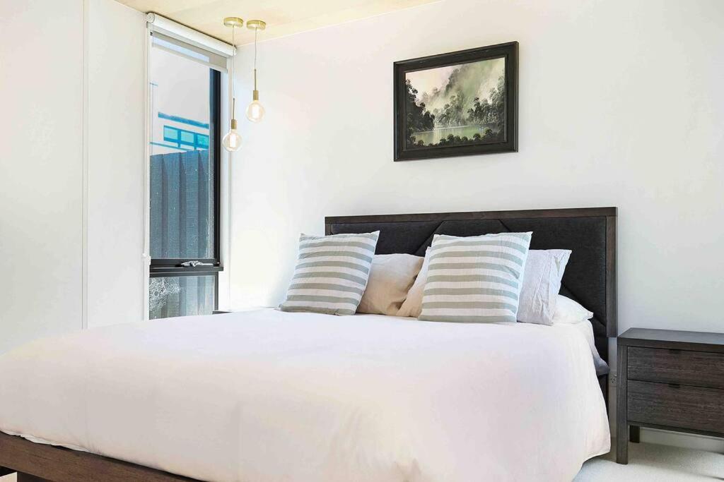 Beach luxury retreat- 2 bedroom, 2 bathroom, shops, pet friendly, parking