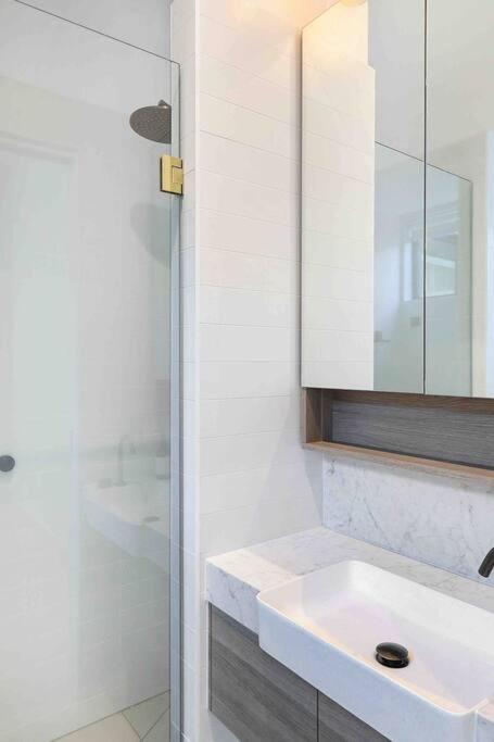 Beach luxury retreat- 2 bedroom, 2 bathroom, shops, pet friendly, parking