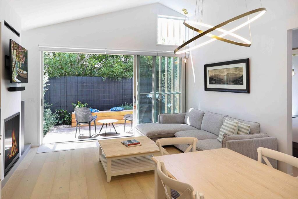 Beach luxury retreat- 2 bedroom, 2 bathroom, shops, pet friendly, parking