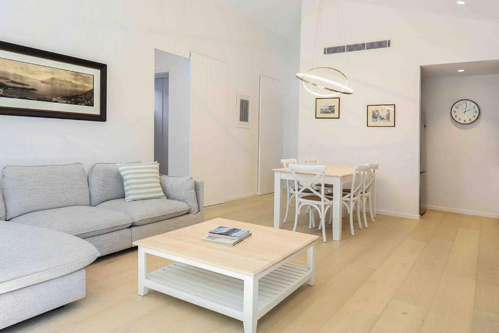 Beach luxury retreat- 2 bedroom, 2 bathroom, shops, pet friendly, parking