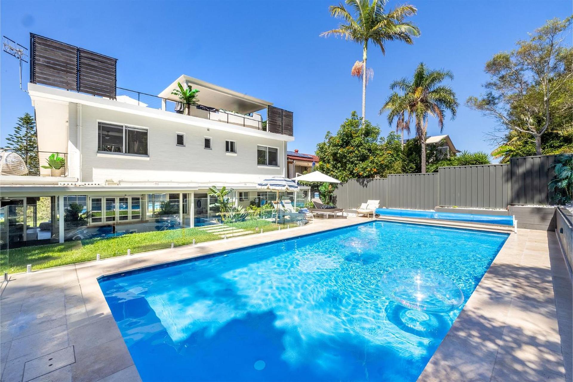 Cloud Nine, 18 Wynne Cres - heated pool, waterviews, beach
