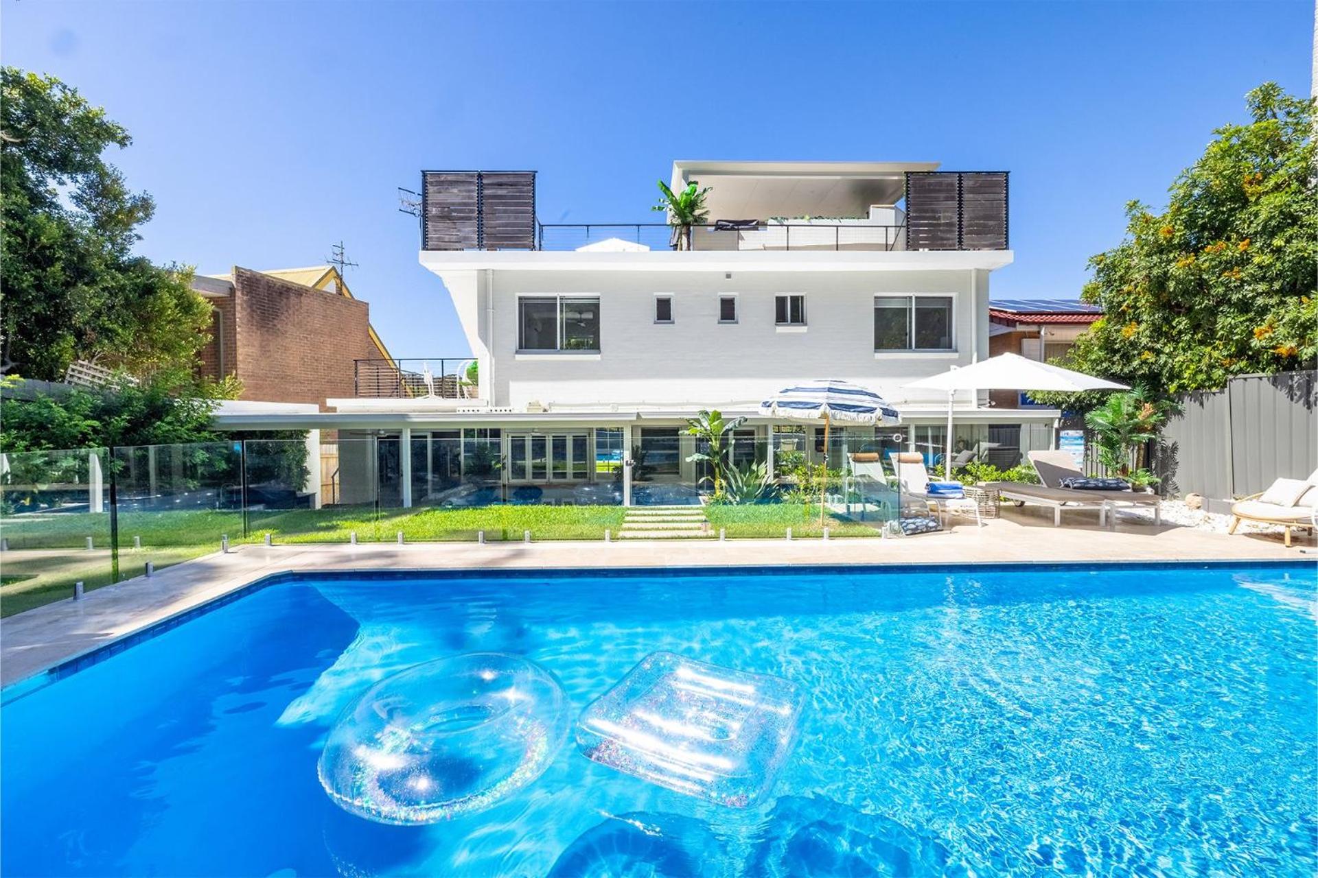 Cloud Nine, 18 Wynne Cres - heated pool, waterviews, beach