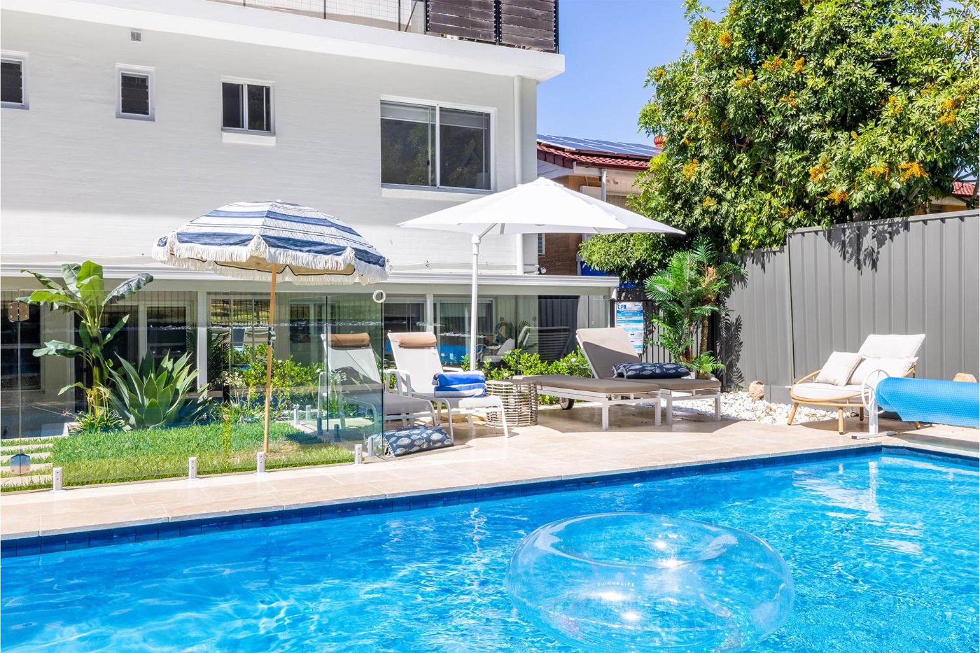Cloud Nine, 18 Wynne Cres - heated pool, waterviews, beach