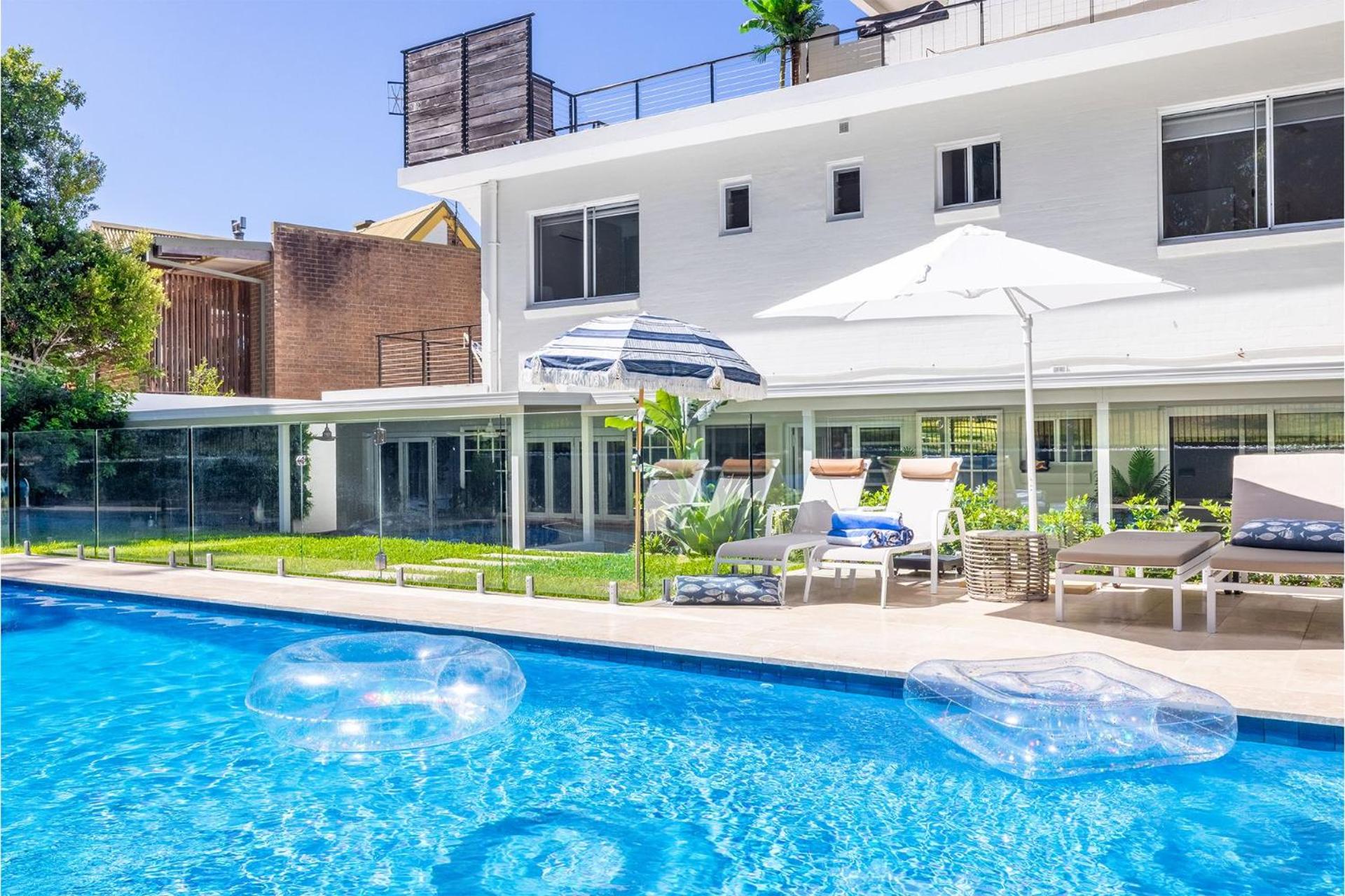 Cloud Nine, 18 Wynne Cres - heated pool, waterviews, beach