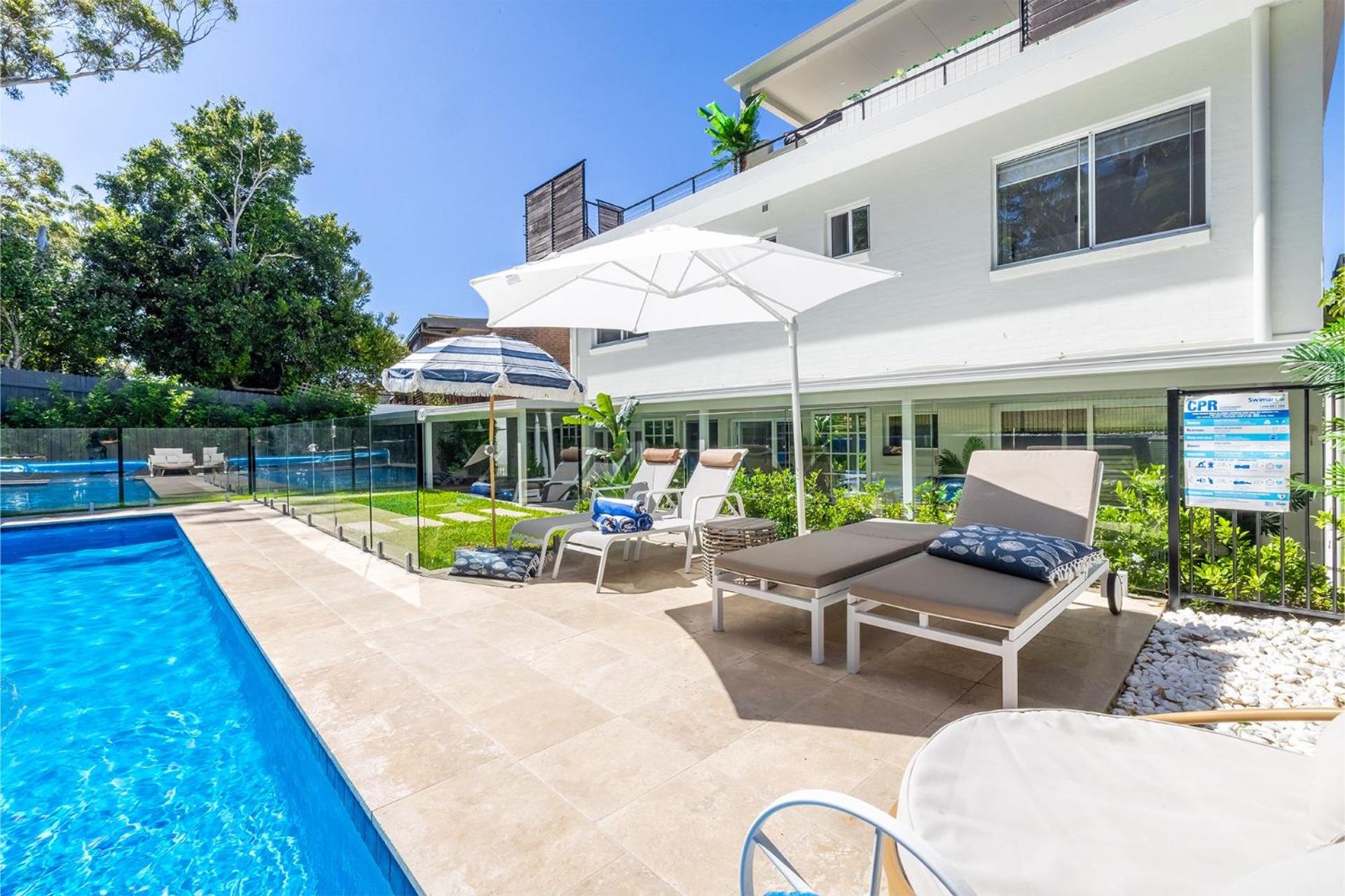 Cloud Nine, 18 Wynne Cres - heated pool, waterviews, beach