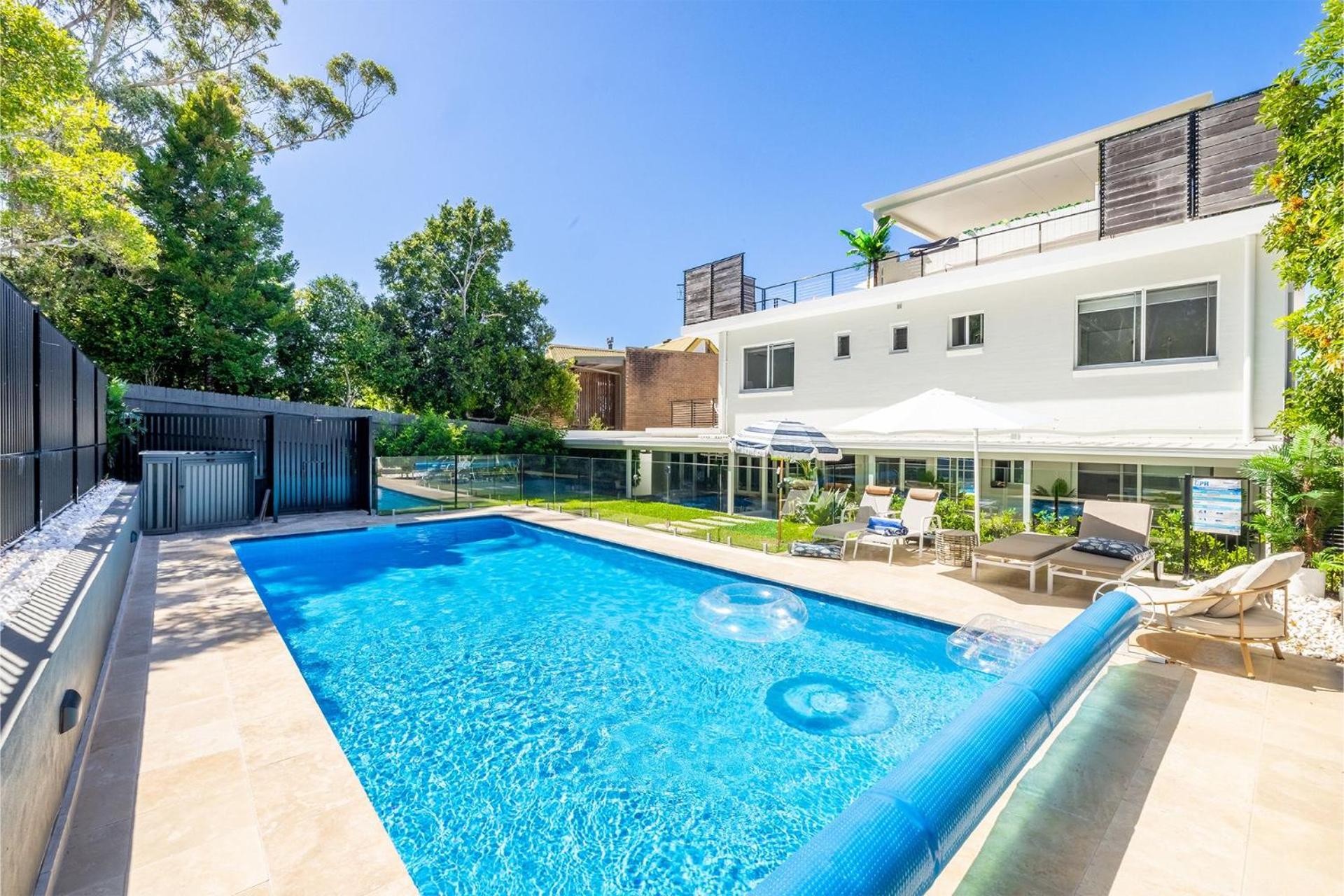 Cloud Nine, 18 Wynne Cres - heated pool, waterviews, beach