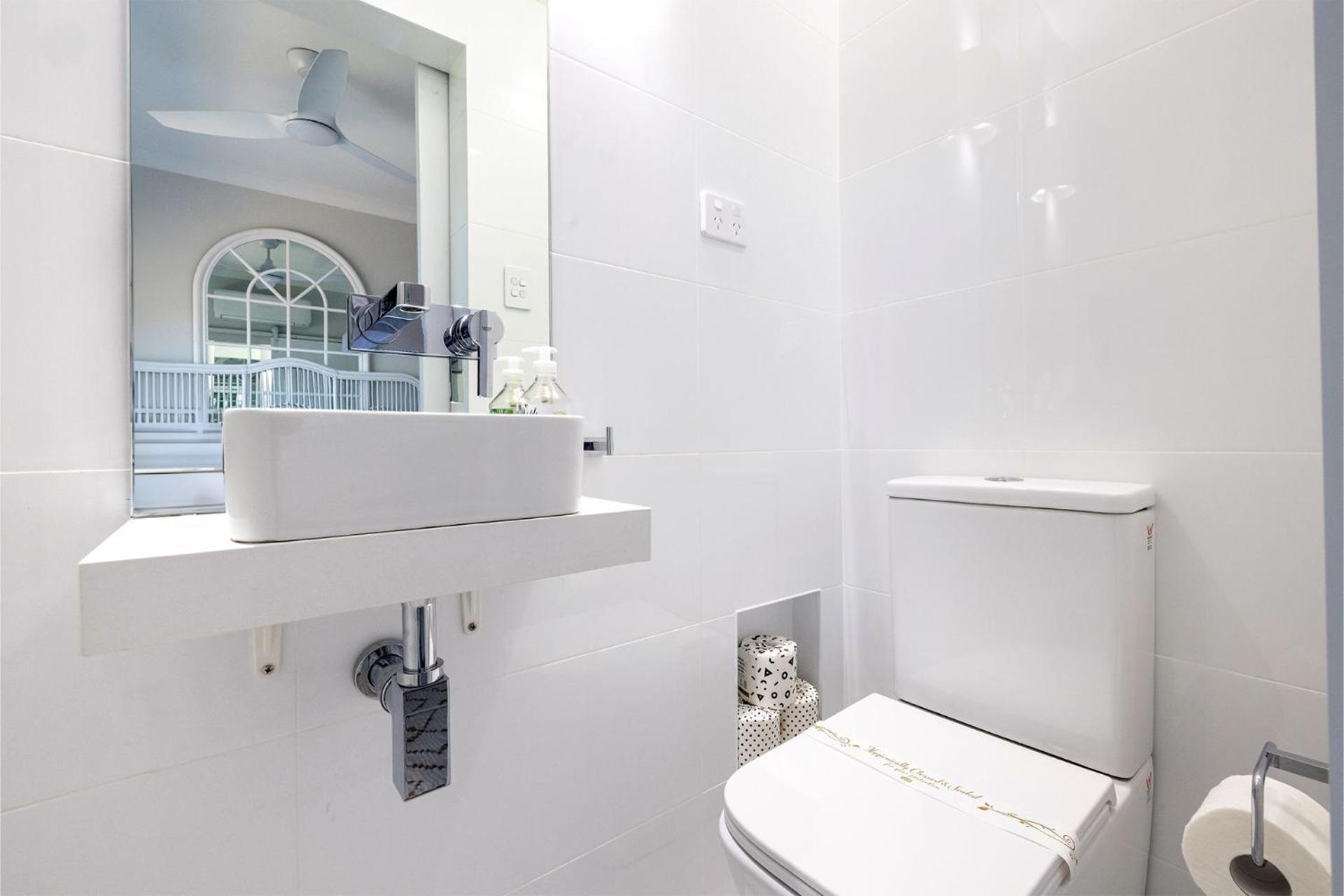 Cloud Nine, 18 Wynne Cres - heated pool, waterviews, beach