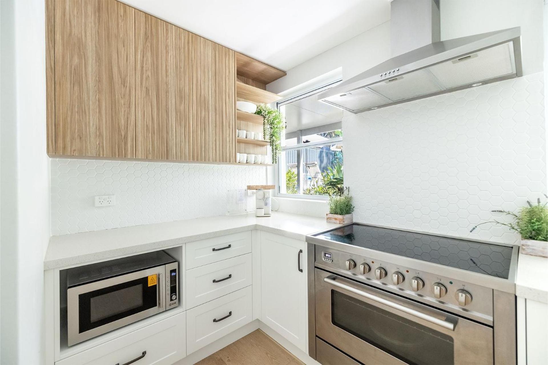 Cloud Nine, 18 Wynne Cres - heated pool, waterviews, beach