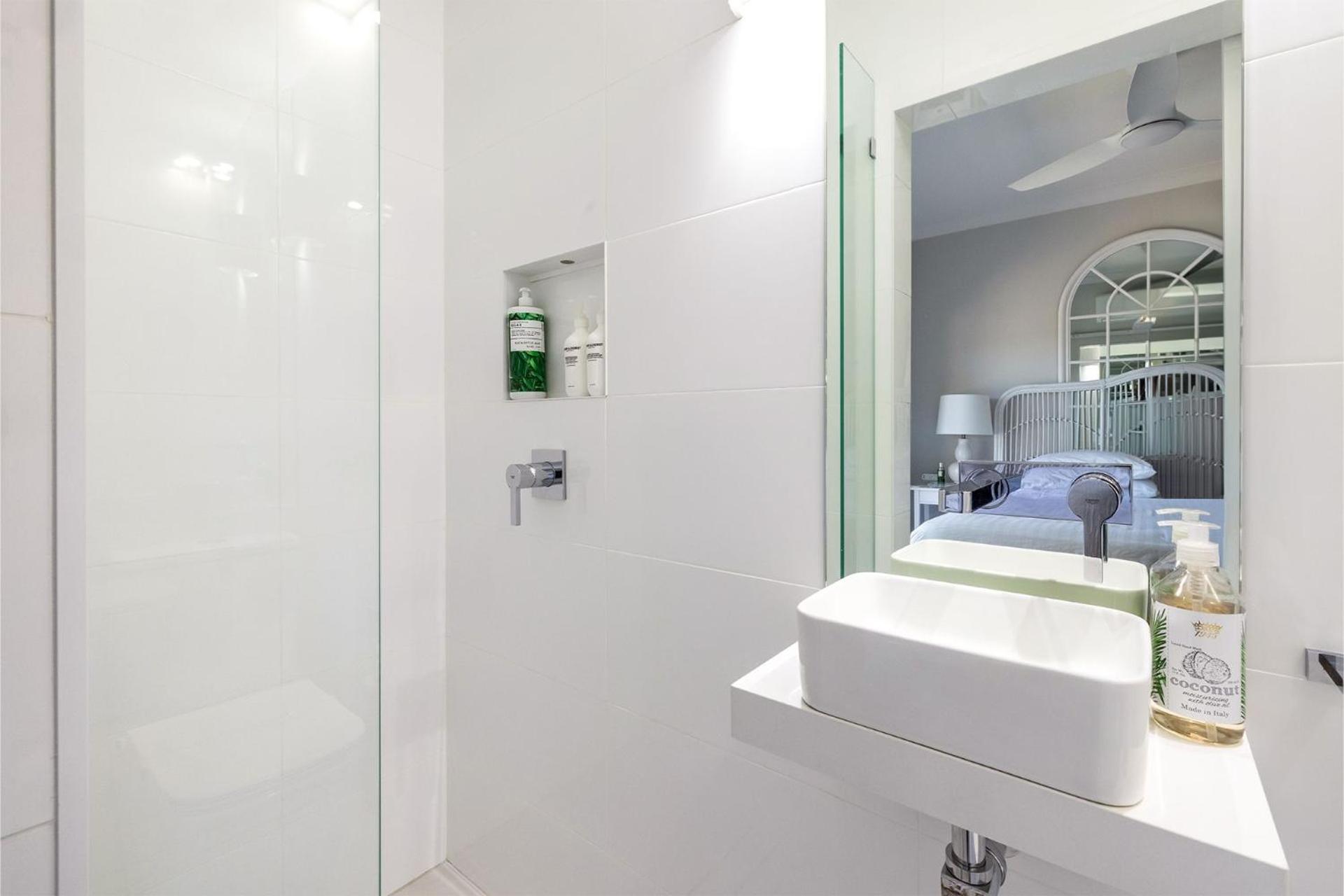 Cloud Nine, 18 Wynne Cres - heated pool, waterviews, beach