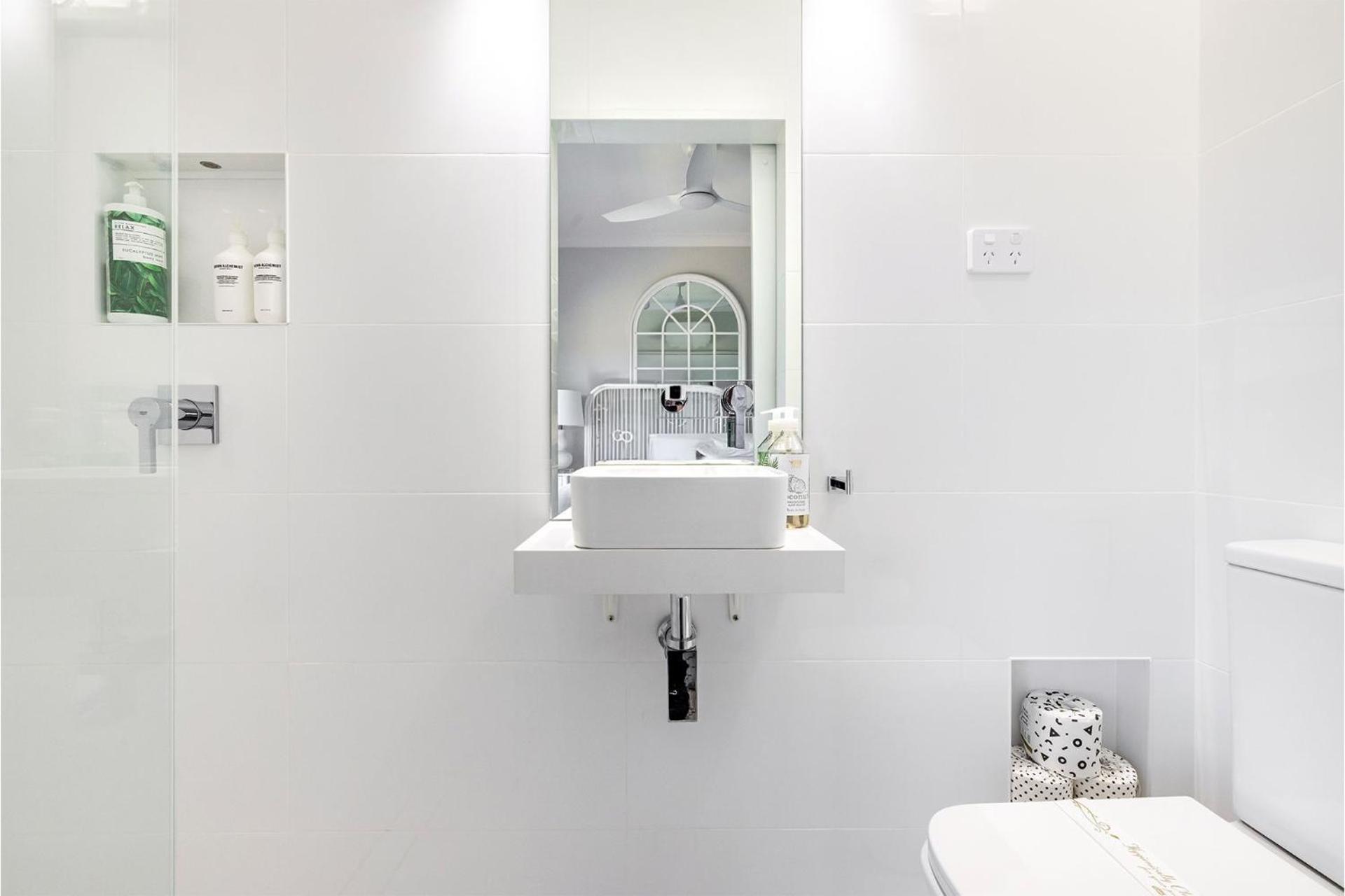 Cloud Nine, 18 Wynne Cres - heated pool, waterviews, beach