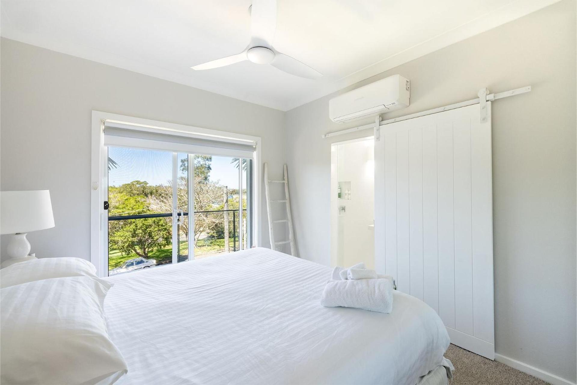 Cloud Nine, 18 Wynne Cres - heated pool, waterviews, beach