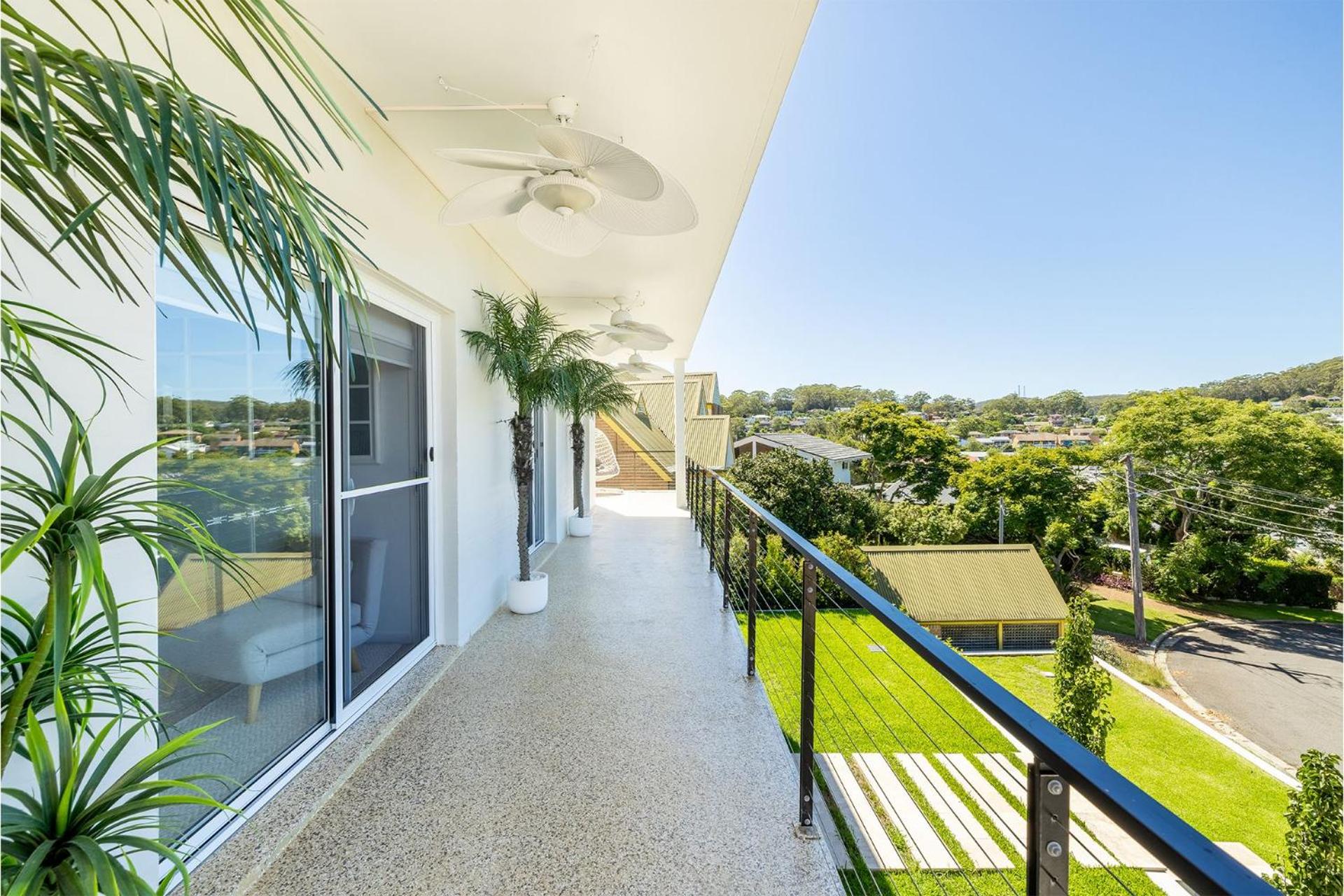 Cloud Nine, 18 Wynne Cres - heated pool, waterviews, beach