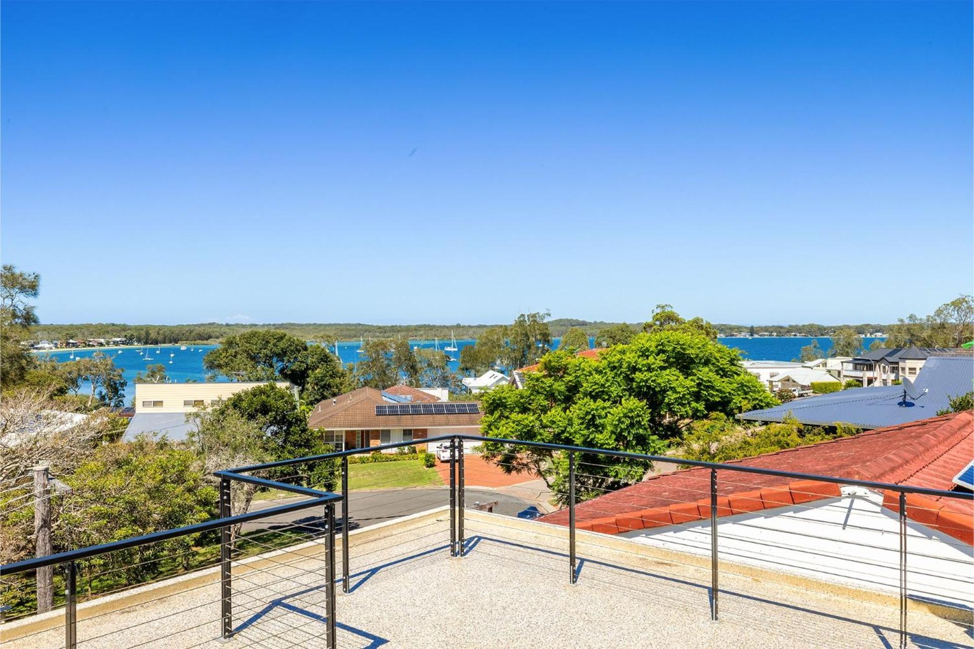 Cloud Nine, 18 Wynne Cres - heated pool, waterviews, beach