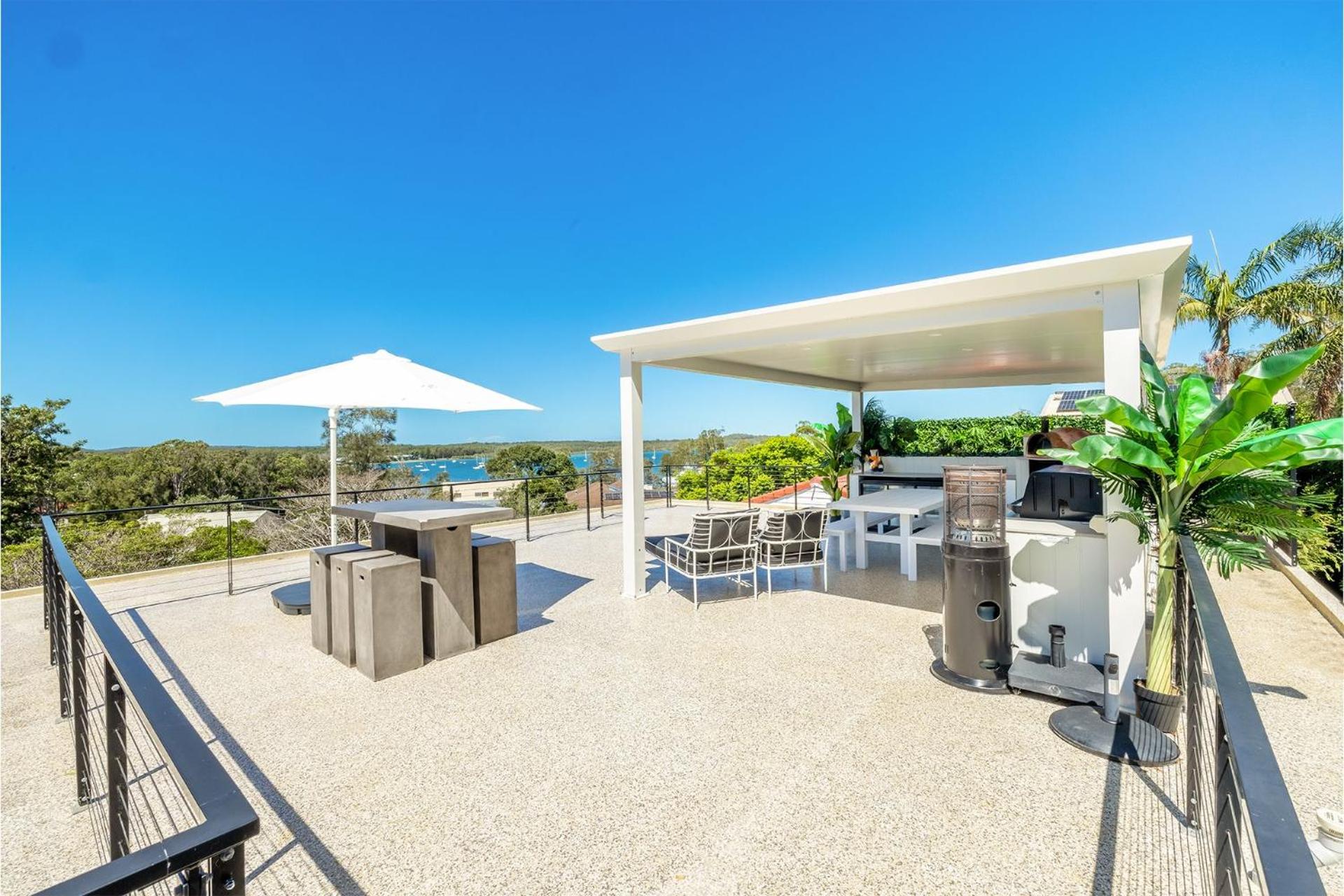 Cloud Nine, 18 Wynne Cres - heated pool, waterviews, beach