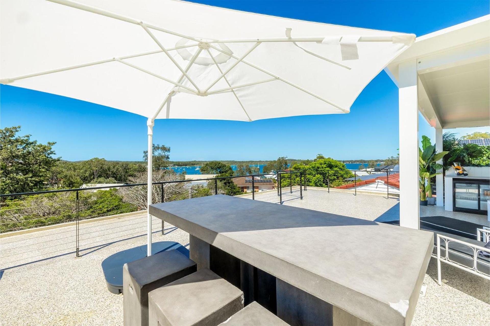 Cloud Nine, 18 Wynne Cres - heated pool, waterviews, beach