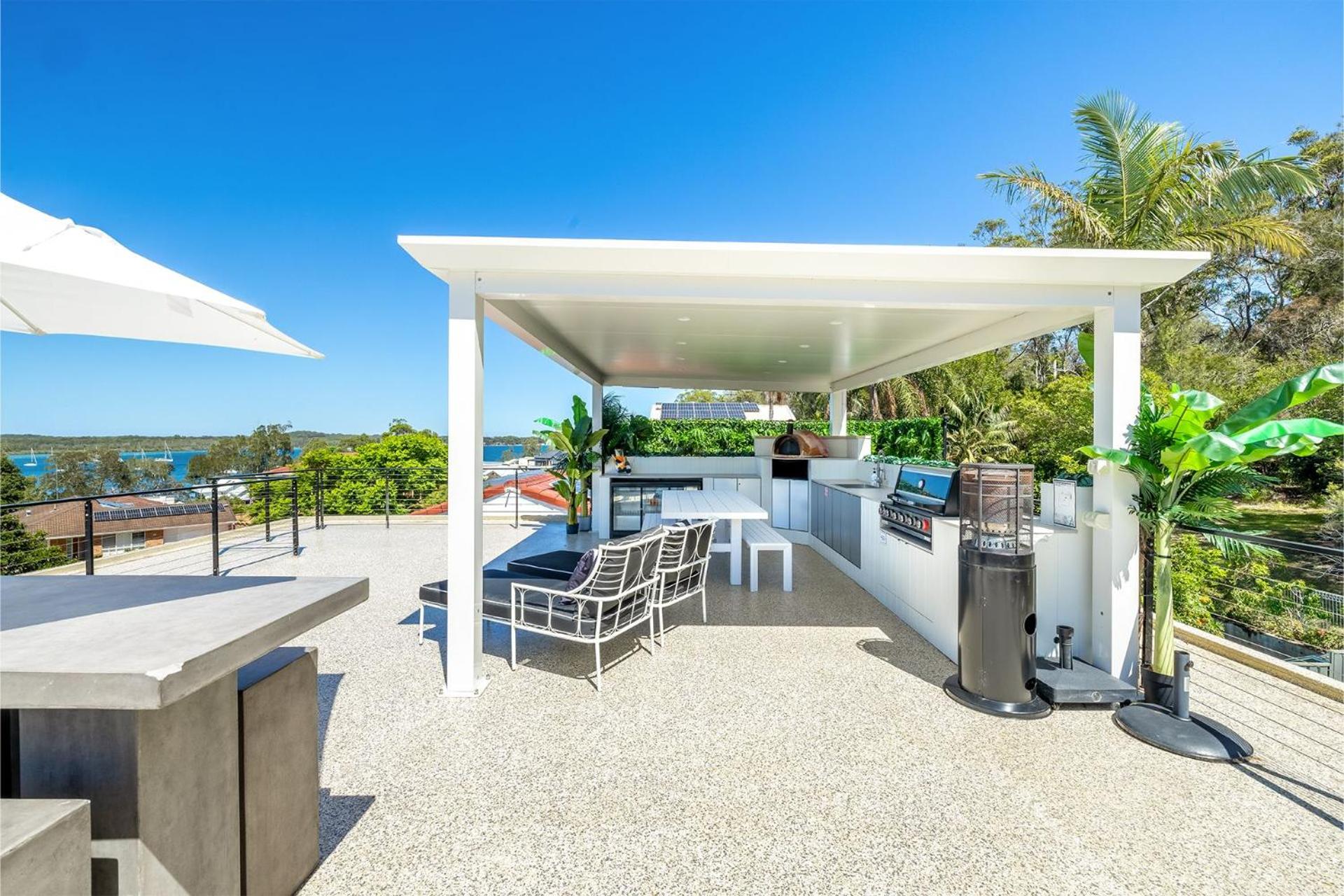 Cloud Nine, 18 Wynne Cres - heated pool, waterviews, beach