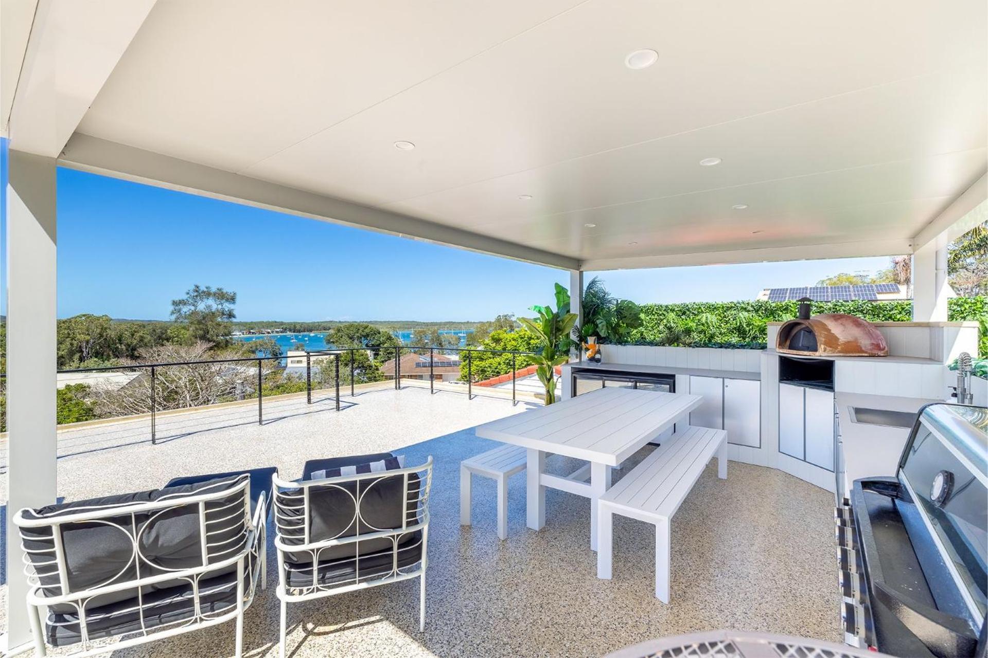 Cloud Nine, 18 Wynne Cres - heated pool, waterviews, beach