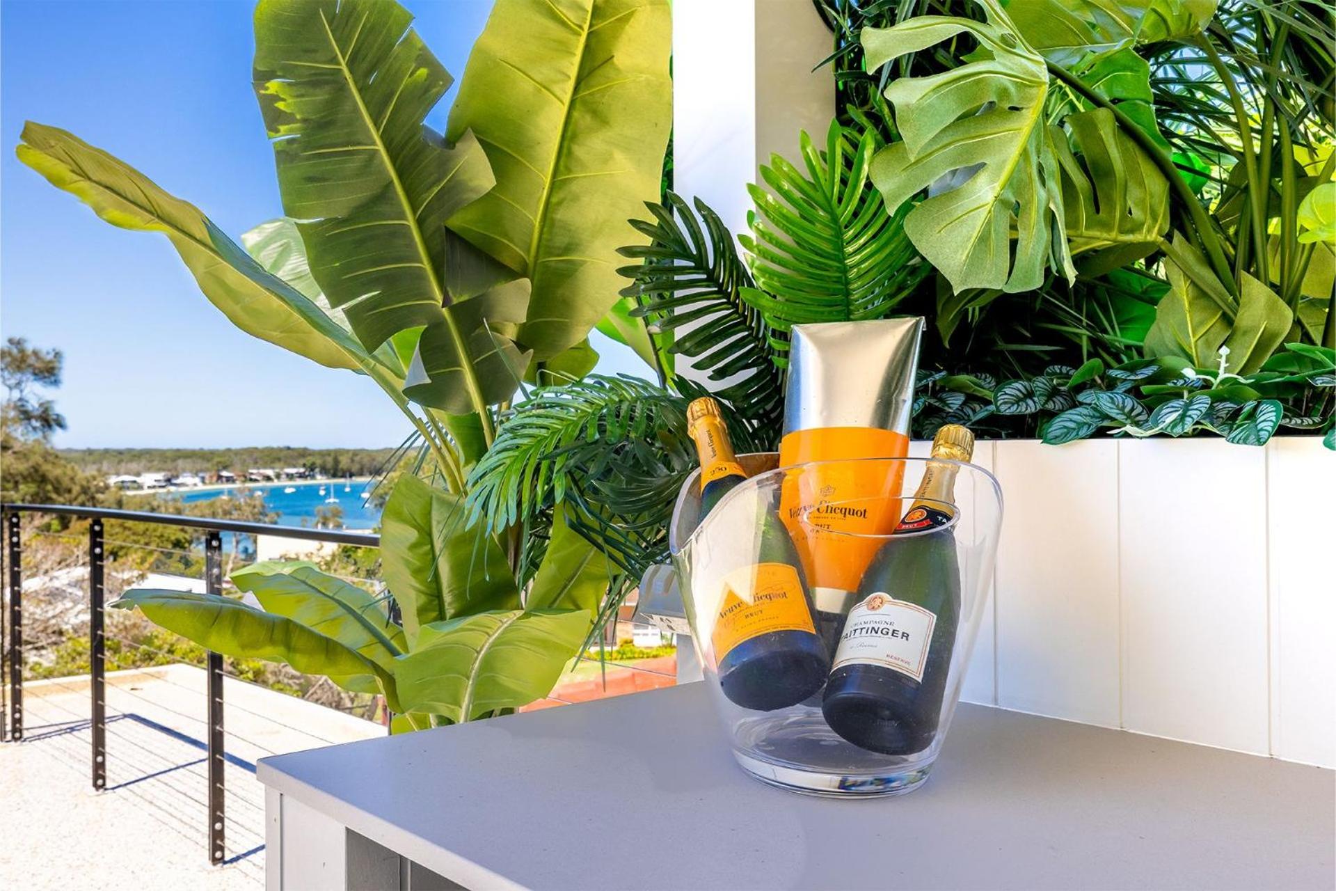 Cloud Nine, 18 Wynne Cres - heated pool, waterviews, beach