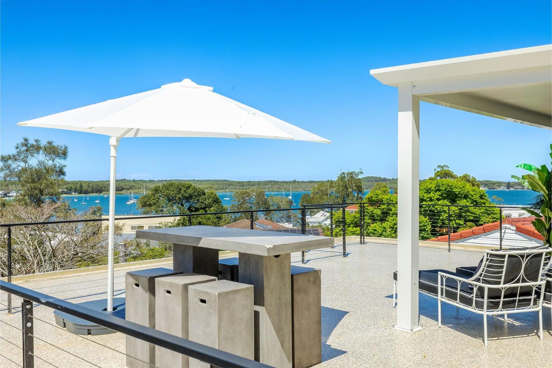 Cloud Nine, 18 Wynne Cres - heated pool, waterviews, beach