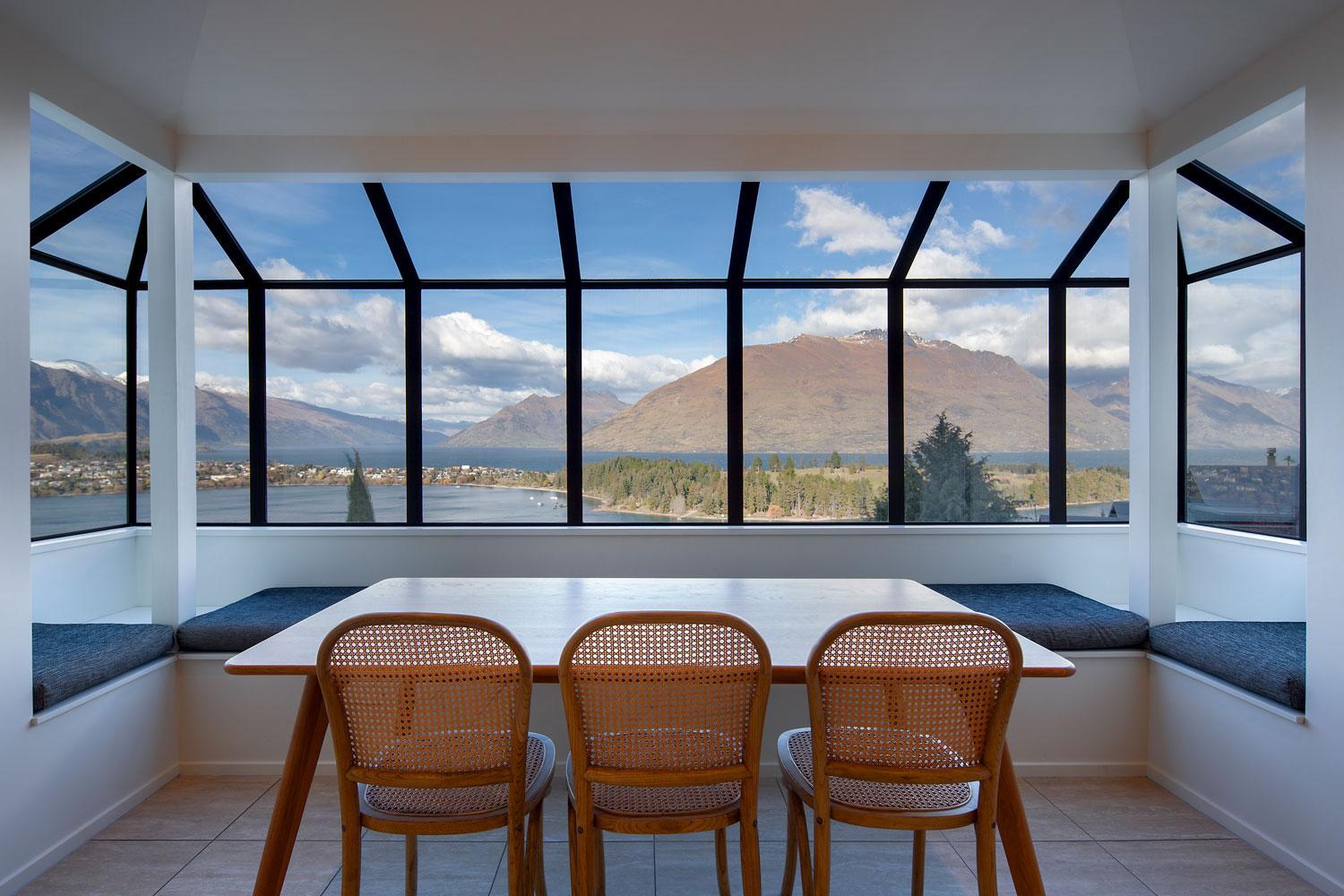 QT Paradise: Panoramic Views & Elegant Comfort view 3