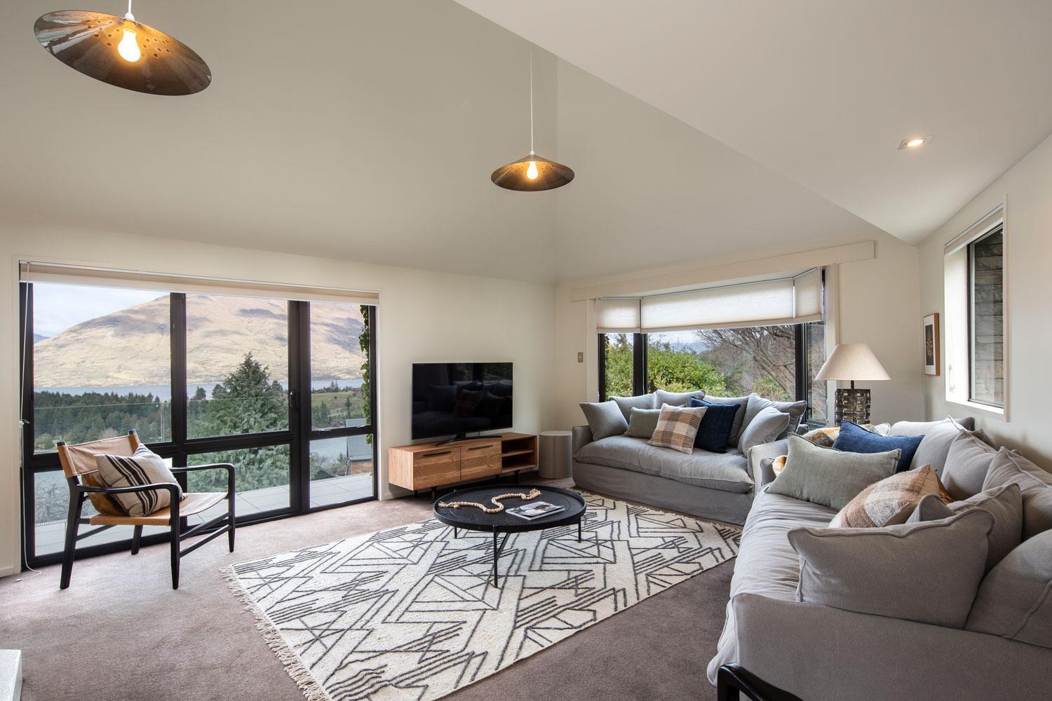 QT Paradise: Panoramic Views & Elegant Comfort view 2