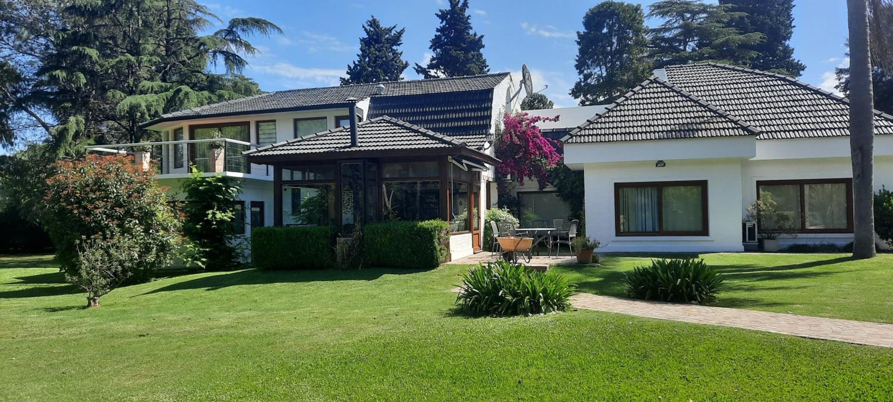 HERMOSA CASA EN BARRIO CERRADO, A 30 KM DE LA CIUDAD DE BUENOS AIRES Y 10 KM. DEL AEROPUERTO INTERNACIONAL DE EZEIZA