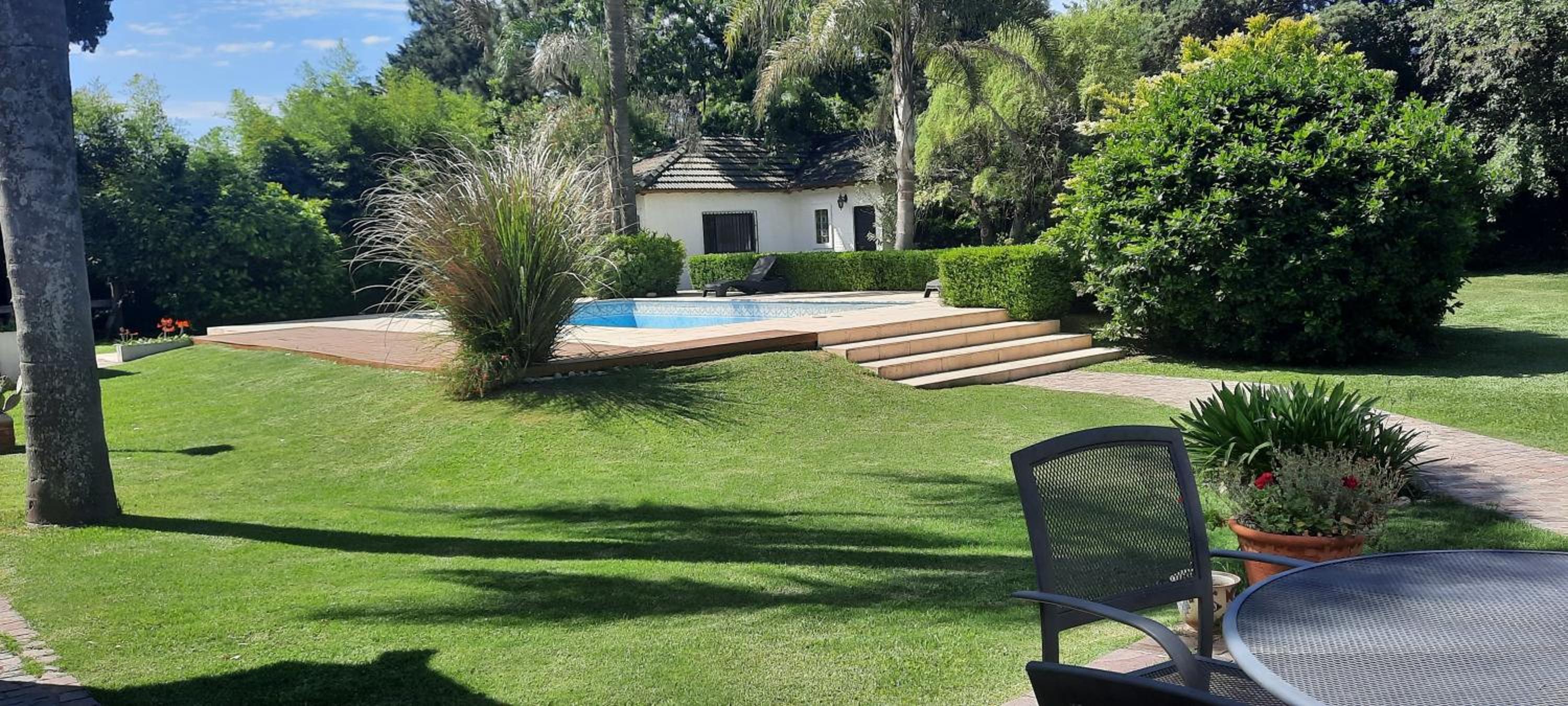 HERMOSA CASA EN BARRIO CERRADO, A 30 KM DE LA CIUDAD DE BUENOS AIRES Y 10 KM. DEL AEROPUERTO INTERNACIONAL DE EZEIZA
