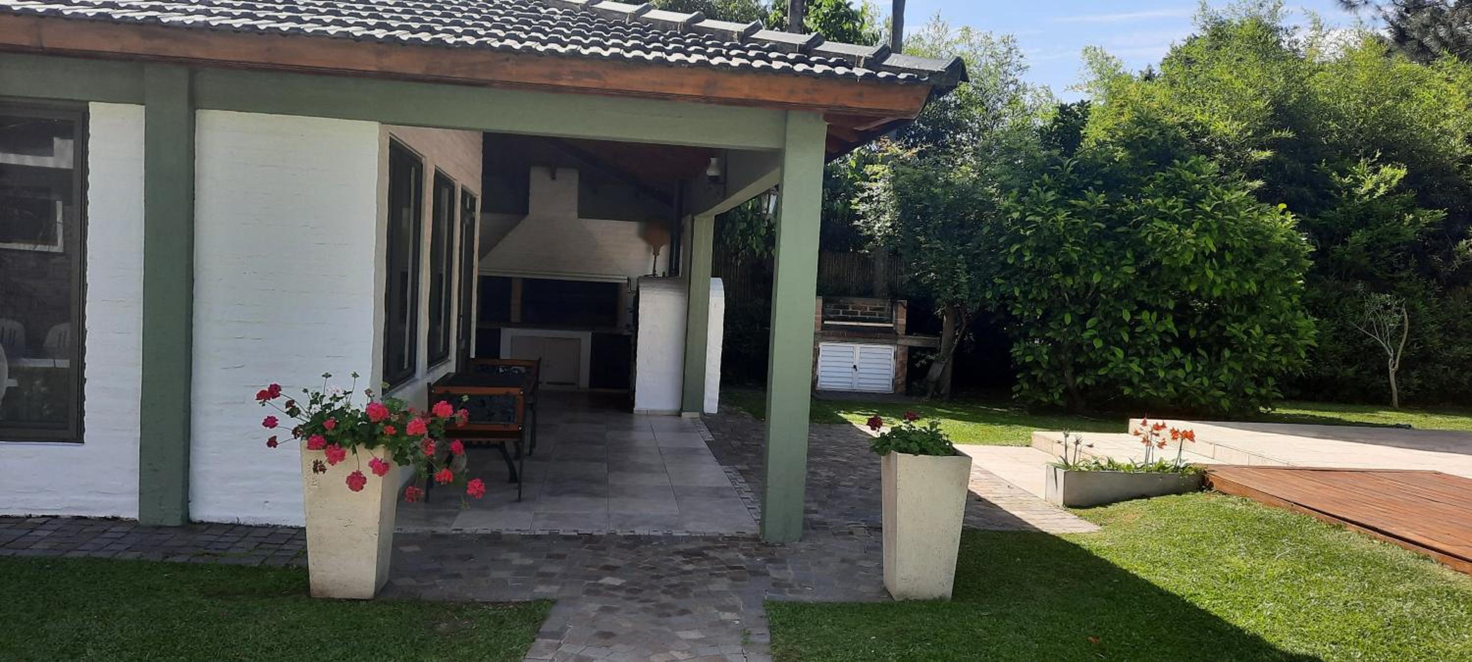 HERMOSA CASA EN BARRIO CERRADO, A 30 KM DE LA CIUDAD DE BUENOS AIRES Y 10 KM. DEL AEROPUERTO INTERNACIONAL DE EZEIZA