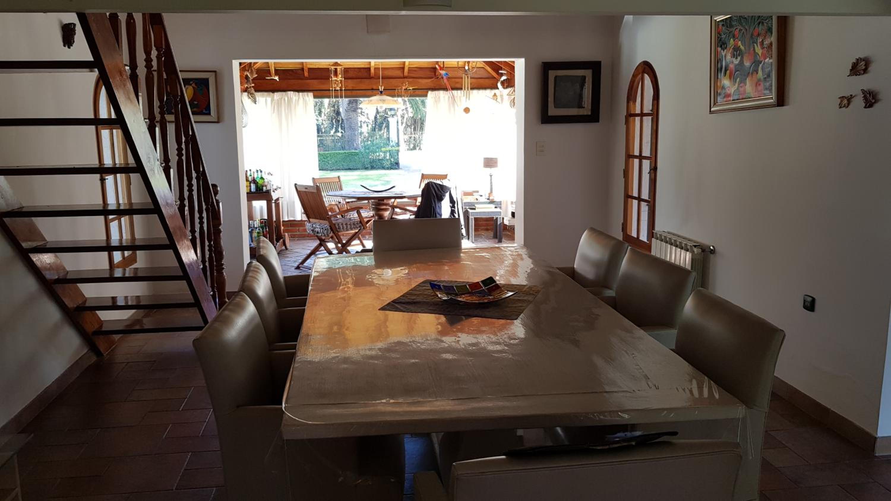 HERMOSA CASA EN BARRIO CERRADO, A 30 KM DE LA CIUDAD DE BUENOS AIRES Y 10 KM. DEL AEROPUERTO INTERNACIONAL DE EZEIZA