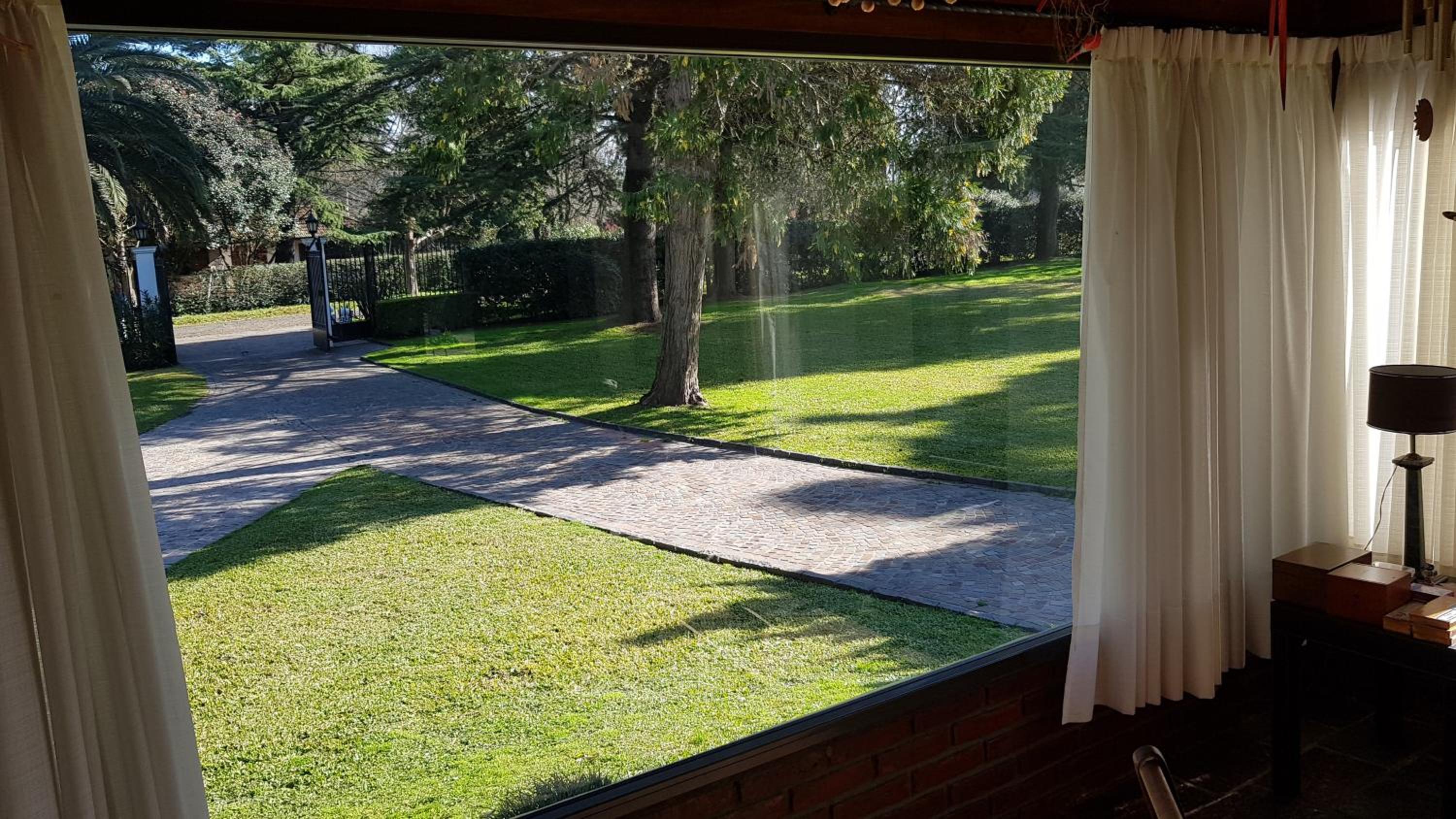 HERMOSA CASA EN BARRIO CERRADO, A 30 KM DE LA CIUDAD DE BUENOS AIRES Y 10 KM. DEL AEROPUERTO INTERNACIONAL DE EZEIZA