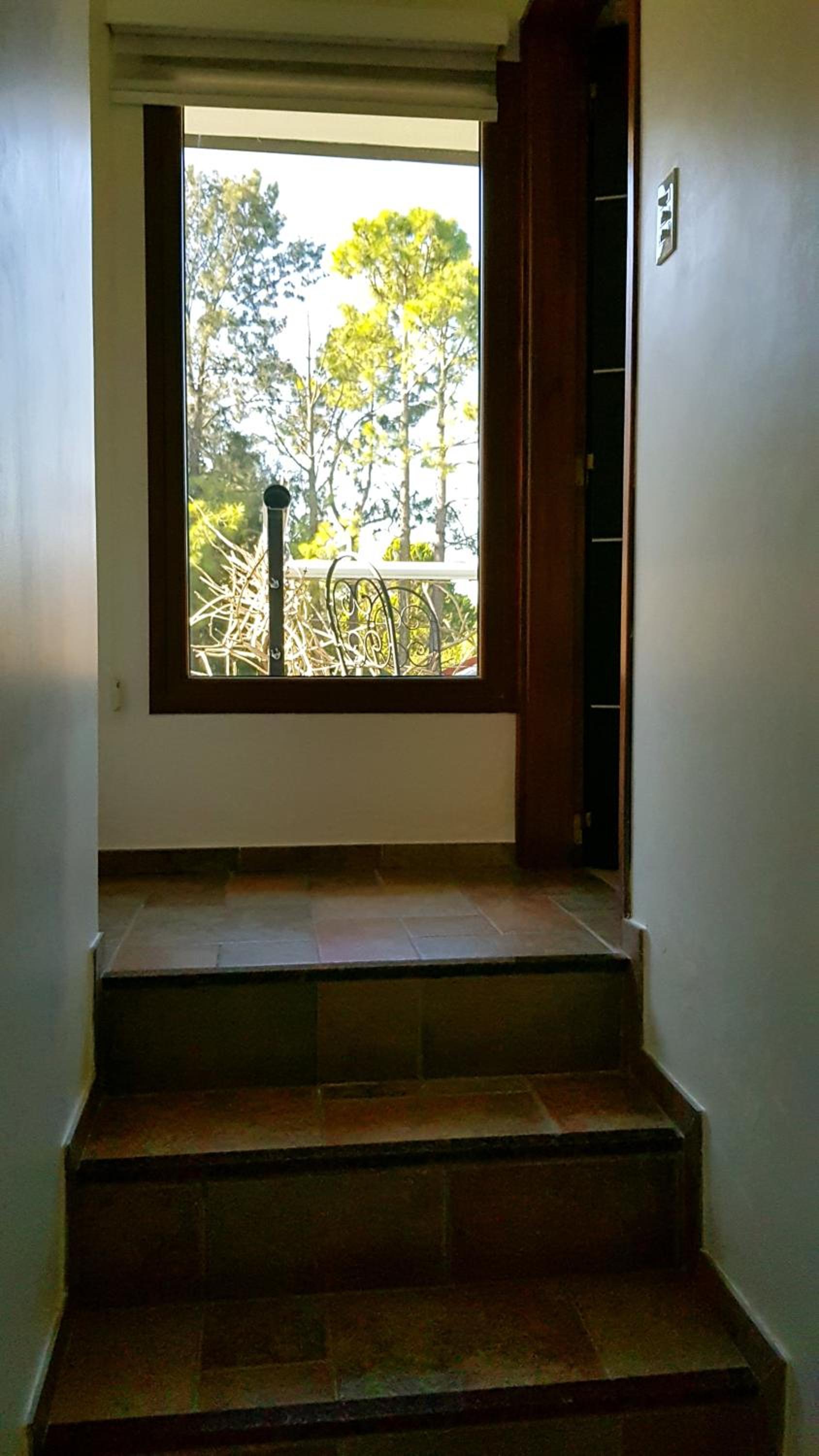 HERMOSA CASA EN BARRIO CERRADO, A 30 KM DE LA CIUDAD DE BUENOS AIRES Y 10 KM. DEL AEROPUERTO INTERNACIONAL DE EZEIZA