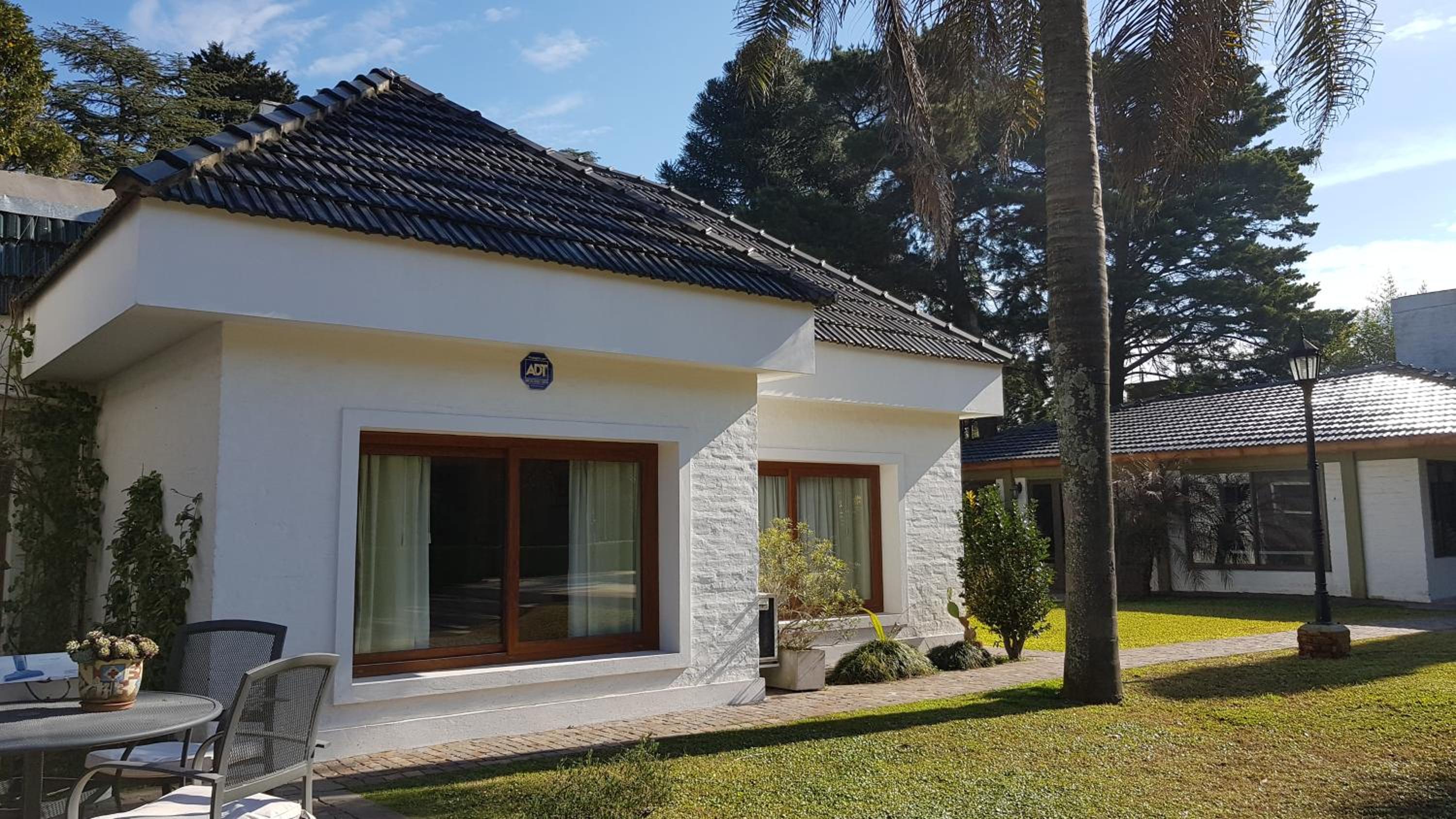 HERMOSA CASA EN BARRIO CERRADO, A 30 KM DE LA CIUDAD DE BUENOS AIRES Y 10 KM. DEL AEROPUERTO INTERNACIONAL DE EZEIZA
