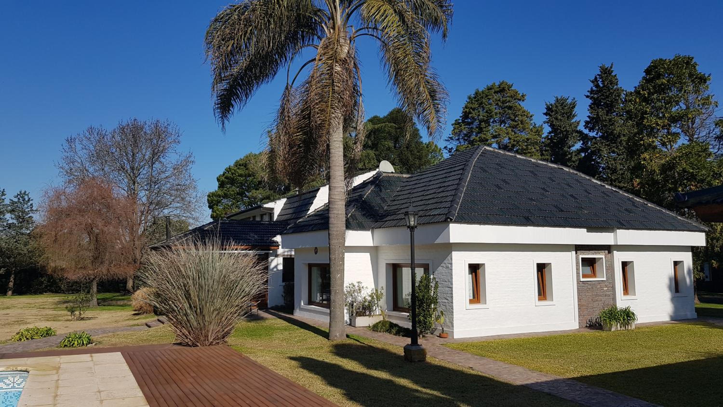 HERMOSA CASA EN BARRIO CERRADO, A 30 KM DE LA CIUDAD DE BUENOS AIRES Y 10 KM. DEL AEROPUERTO INTERNACIONAL DE EZEIZA