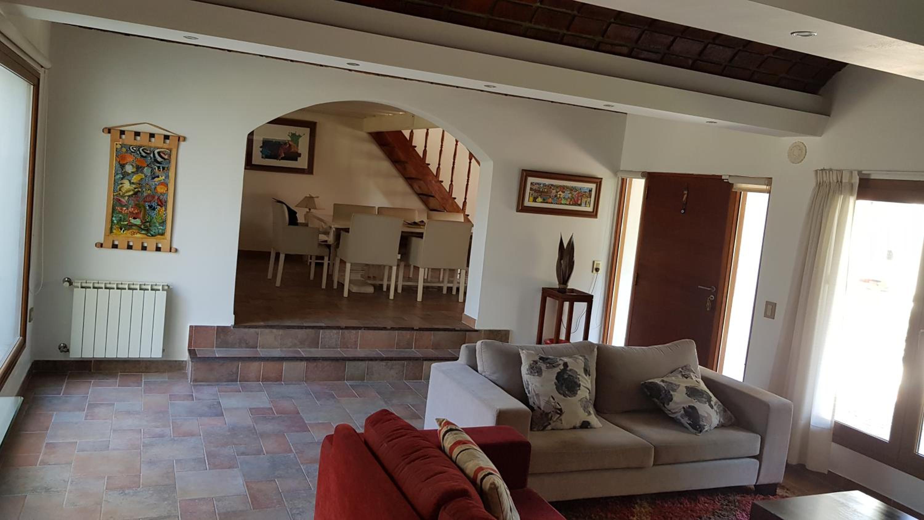HERMOSA CASA EN BARRIO CERRADO, A 30 KM DE LA CIUDAD DE BUENOS AIRES Y 10 KM. DEL AEROPUERTO INTERNACIONAL DE EZEIZA