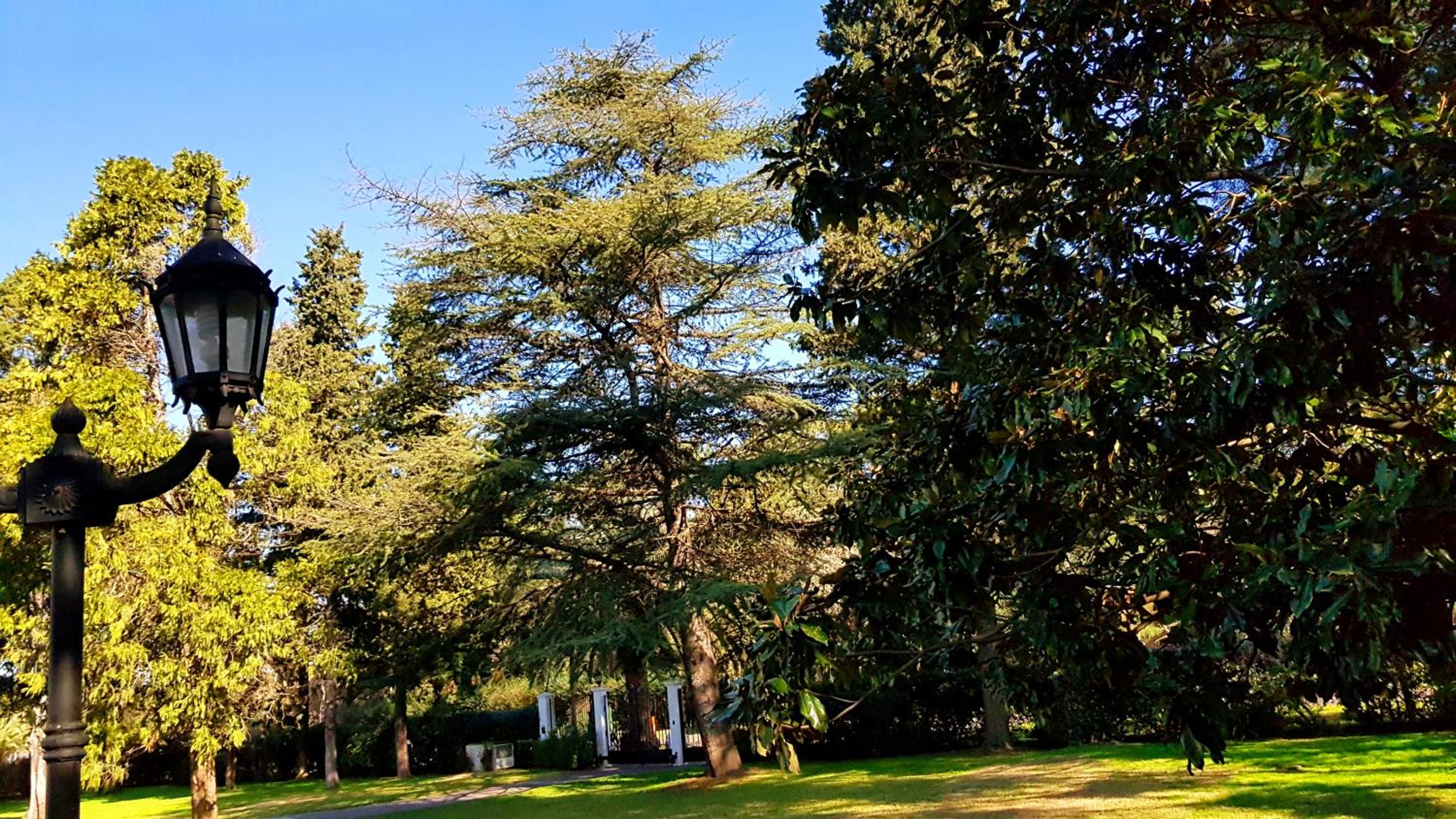 HERMOSA CASA EN BARRIO CERRADO, A 30 KM DE LA CIUDAD DE BUENOS AIRES Y 10 KM. DEL AEROPUERTO INTERNACIONAL DE EZEIZA