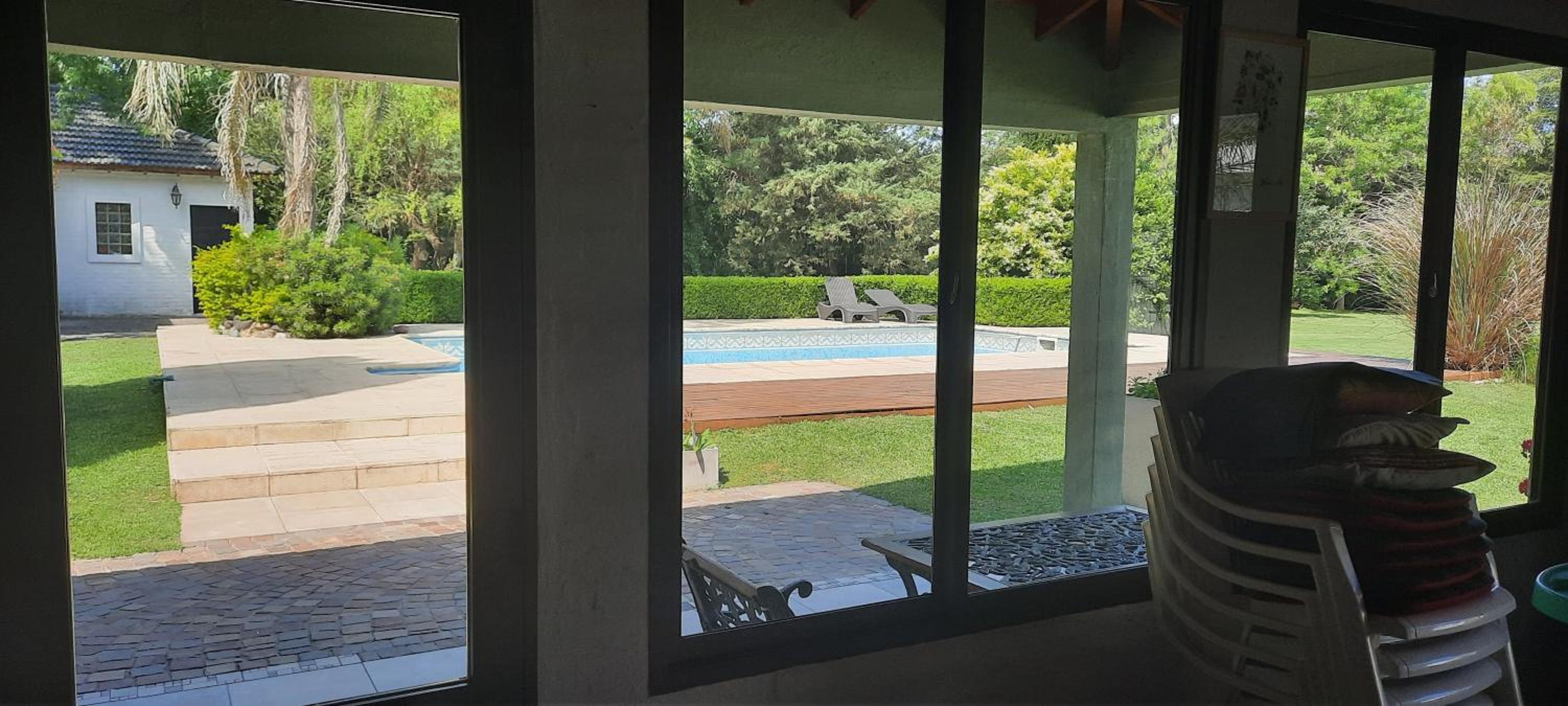 HERMOSA CASA EN BARRIO CERRADO, A 30 KM DE LA CIUDAD DE BUENOS AIRES Y 10 KM. DEL AEROPUERTO INTERNACIONAL DE EZEIZA