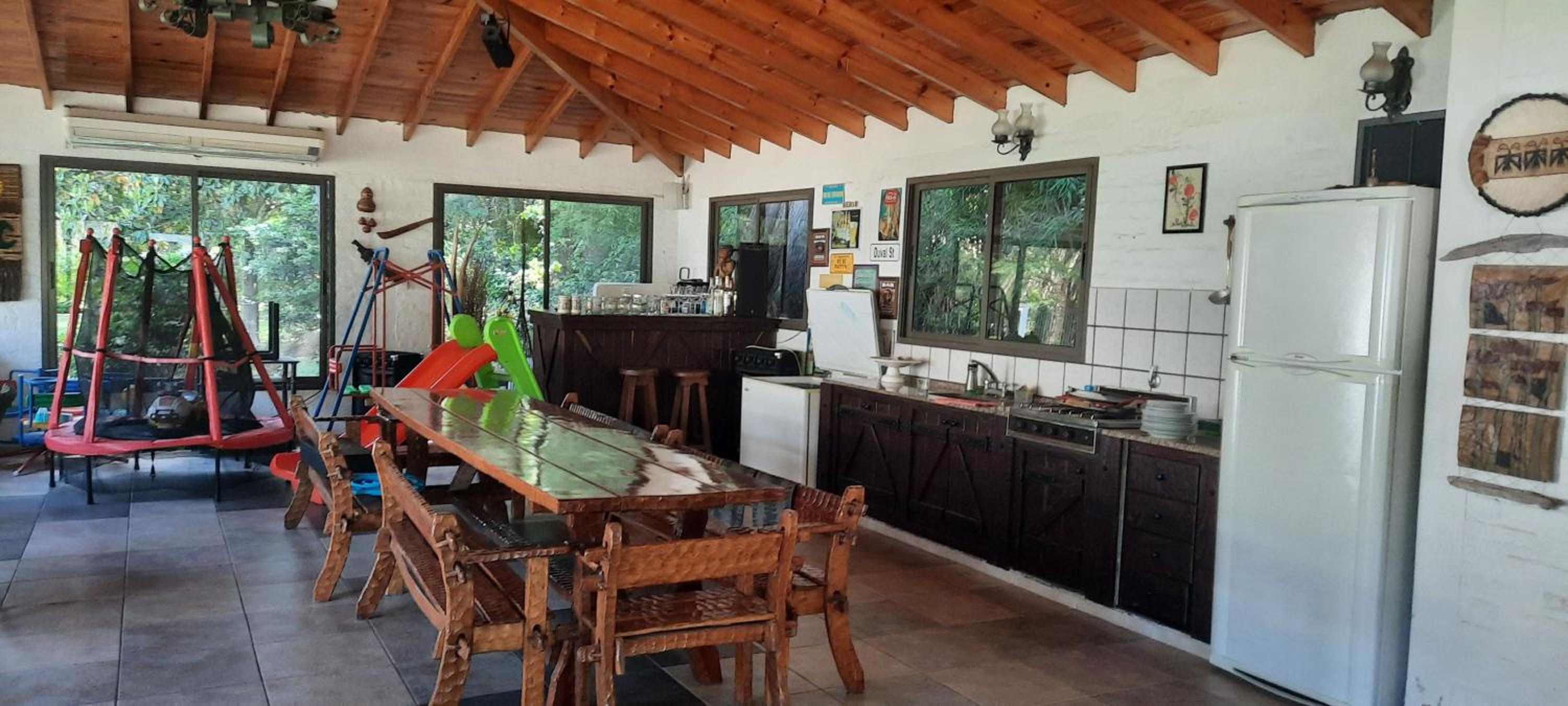 HERMOSA CASA EN BARRIO CERRADO, A 30 KM DE LA CIUDAD DE BUENOS AIRES Y 10 KM. DEL AEROPUERTO INTERNACIONAL DE EZEIZA